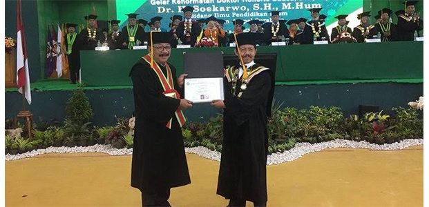 Aliansi Mahasiswa UINSA Tolak Pemberian Gelar Doktor (HC) Kepada Pakde Karwo Aliansi Mahasiswa UINSA Tolak Pemberian Gelar Doktor (HC) Kepada Pakde Karwo