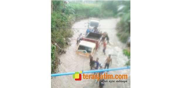 Ambil Batu Koral di Sungai, 2 Truk Hanyut Terseret Arus Ambil Batu Koral di Sungai, 2 Truk Hanyut Terseret Arus