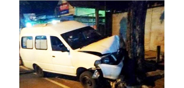 Ambulan Milik Dinkes Bojonegoro Tabrak Pohon, Pengemudi Tewas Ambulan Milik Dinkes Bojonegoro Tabrak Pohon, Pengemudi Tewas