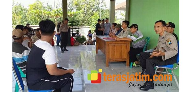Anggap Panitia Pilkades Tak Fair, Warga Pomahan Bojonegoro Unjuk Rasa Anggap Panitia Pilkades Tak Fair, Warga Pomahan Bojonegoro Unjuk Rasa