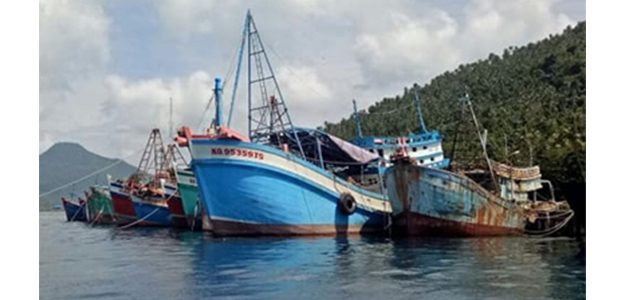 Angin Kencang dan Gelombang Tinggi, Sejumlah Kapal Berlindung di Sisi Timur Pulau Masalembu Angin Kencang dan Gelombang Tinggi, Sejumlah Kapal Berlindung di Sisi Timur Pulau Masalembu