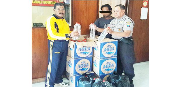 Angkut Ratusan Liter Arak, Sopir Avanza Dihadang Polisi di Sumobito Jombang Angkut Ratusan Liter Arak, Sopir Avanza Dihadang Polisi di Sumobito Jombang