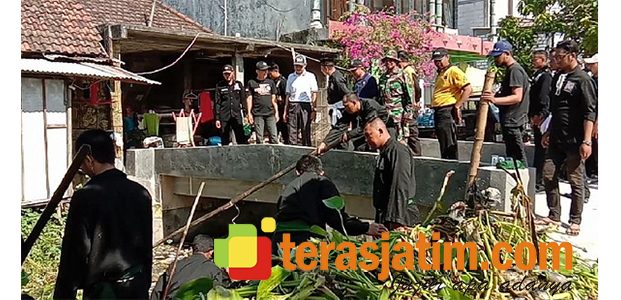 Antisipasi Banjir, Ratusan Warga dan Pesilat di Turi Lamongan Bersih-Bersih Sungai Antisipasi Banjir, Ratusan Warga dan Pesilat di Turi Lamongan Bersih-Bersih Sungai