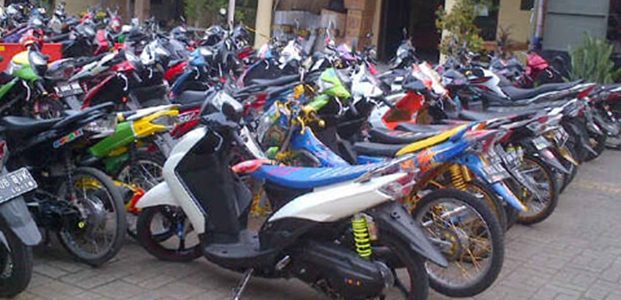 Aparat Gabungan Jaring Ratusan Pembalap Liar di Kota Pamekasan Aparat Gabungan Jaring Ratusan Pembalap Liar di Kota Pamekasan