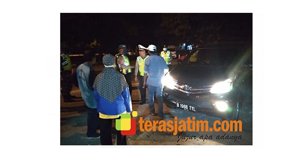 Aparat Gabungan Perketat Pengawasan Kendaraan Mudik di Wilayah Babat Lamongan Aparat Gabungan Perketat Pengawasan Kendaraan Mudik di Wilayah Babat Lamongan