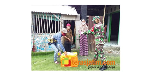 Aparat Gabungan di Lamongan Distribusikan Logistik Buka Puasa Untuk Warga Aparat Gabungan di Lamongan Distribusikan Logistik Buka Puasa Untuk Warga