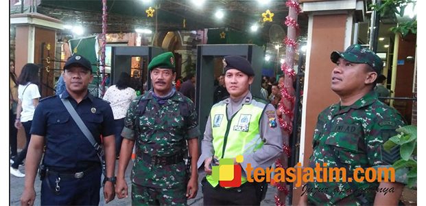 Aparat TNI-Polri di Surabaya Utara Kawal Misa Malam Natal Aparat TNI-Polri di Surabaya Utara Kawal Misa Malam Natal