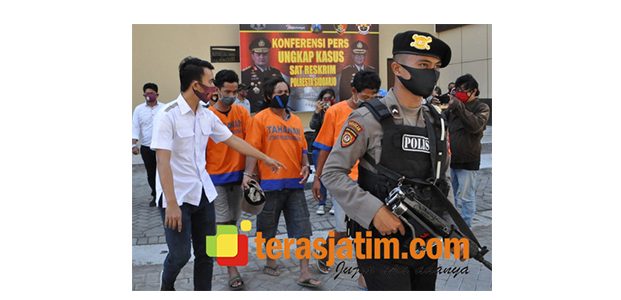 Arena Sabung Ayam di Wonoayu Sidoarjo Diobrak-Abrik Polisi, 4 Orang Diciduk Arena Sabung Ayam di Wonoayu Sidoarjo Diobrak-Abrik Polisi, 4 Orang Diciduk
