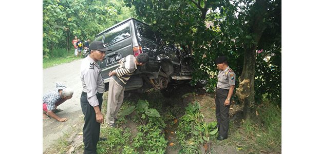 As Patah Saat Melaju, Sebuah Minibus Nyungsep di Purwosari Bojonegoro As Patah Saat Melaju, Sebuah Minibus Nyungsep di Purwosari Bojonegoro