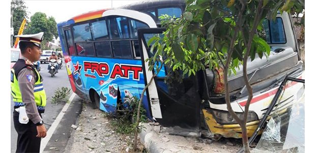 As Roda Putus, Bus Kawan Kita Hajar Pagar Tembok Warga As Roda Putus, Bus Kawan Kita Hajar Pagar Tembok Warga