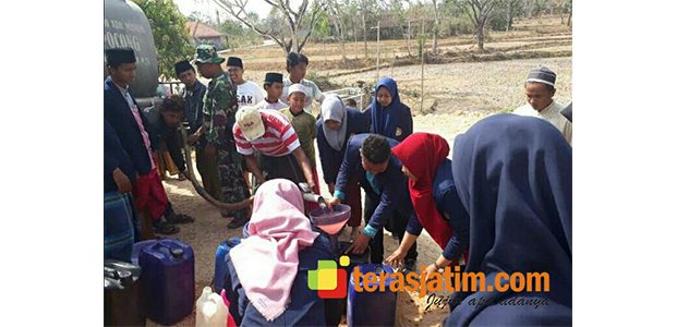 Atasi Kekeringan, Satgas TMMD Bangkalan Kirim Bantuan Air Bersih ke Warga Atasi Kekeringan, Satgas TMMD Bangkalan Kirim Bantuan Air Bersih ke Warga