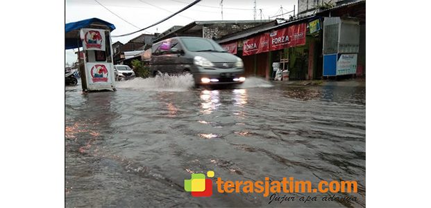 Hujan 1 Jam, Jalan Gotong Royong Babat Berubah Jadi Sungai Hujan 1 Jam, Jalan Gotong Royong Babat Berubah Jadi Sungai