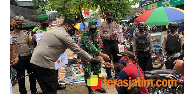 Kasus Covid-19 di Bojonegoro Masih Tinggi, Kapolres dan Dandim Blusukan ke Pasar Kasus Covid-19 di Bojonegoro Masih Tinggi, Kapolres dan Dandim Blusukan ke Pasar