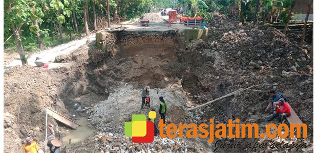 Pembangunan Jembatan Gembol Bojonegoro Bikin Ketar-Ketir Pengguna Jalan Pembangunan Jembatan Gembol Bojonegoro Bikin Ketar-Ketir Pengguna Jalan
