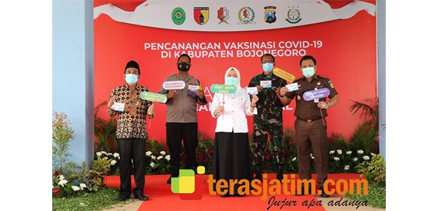 Vaksinasi di Bojonegoro Dimulai, Bupati Anna Jadi Orang Pertama Yang Disuntik Vaksin Covid-19 Vaksinasi di Bojonegoro Dimulai, Bupati Anna Jadi Orang Pertama Yang Disuntik Vaksin Covid-19