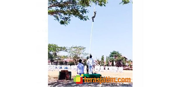 Panjat Tiang Bendera Saat Upacara Kemerdekaan, Aksi Anggota Posramil Gondang Bojonegoro Tuai Pujian Panjat Tiang Bendera Saat Upacara Kemerdekaan, Aksi Anggota Posramil Gondang Bojonegoro Tuai Pujian