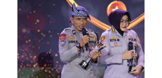 Aipda Rahmad Muhajirin, Bhabinkamtibmas di Bojonegoro Terima Hoegeng Awards 2025, Kapolri Tawarkan Kesempatan Sekolah Aipda Rahmad Muhajirin, Bhabinkamtibmas di Bojonegoro Terima Hoegeng Awards 2025, Kapolri Tawarkan Kesempatan Sekolah