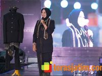 Wabup Bojonegoro Tampil di Catwalk, Kenalkan Batik Obor Sewu