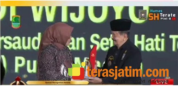 Membanggakan, SH Terate Terima Penghargaan CNN Award Membanggakan, SH Terate Terima Penghargaan CNN Award