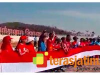 Rayakan Hari Kemerdekaan, Komunitas Gowes Bojonegoro Bentangkan Merah Putih di Waduk Gongseng
