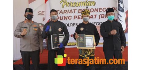 Berprestasi, 2 Pendekar Silat Bojonegoro Terima Penghargaan dari Kapolres