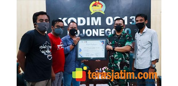 SMSI Bojonegoro Beri Piagam Penghargaan Untuk Kodim 0813 SMSI Bojonegoro Beri Piagam Penghargaan Untuk Kodim 0813
