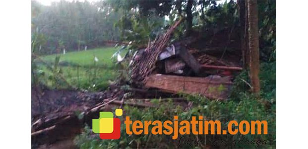 Waspada, Hujan Disertai Angin di Bojonegoro Robohkan Rumah Warga Waspada, Hujan Disertai Angin di Bojonegoro Robohkan Rumah Warga