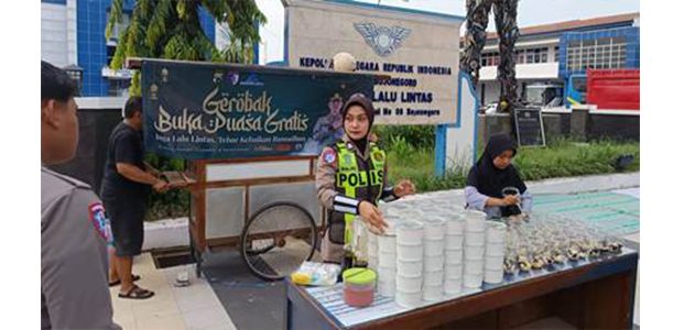 Satlantas Polres Bojonegoro Gelar Gerobak Buka Puasa Gratis Bagi Masyarakat Satlantas Polres Bojonegoro Gelar Gerobak Buka Puasa Gratis Bagi Masyarakat