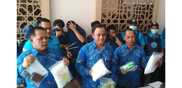 BNNP Jatim Sita 18,3 kg Sabu dari Pasutri di Sampang Madura BNNP Jatim Sita 18,3 kg Sabu dari Pasutri di Sampang Madura