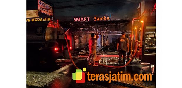 Diduga Elpiji Bocor, 8 Ruko di Babat Lamongan Ludes Terbakar Diduga Elpiji Bocor, 8 Ruko di Babat Lamongan Ludes Terbakar