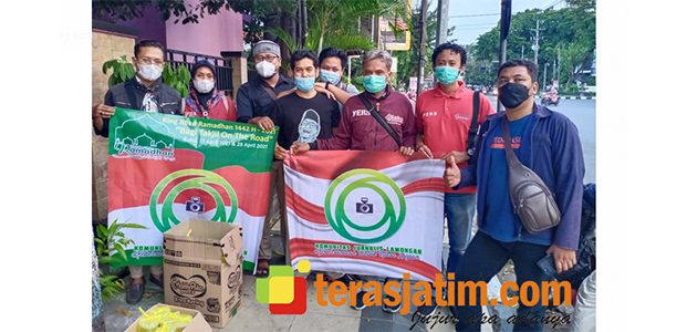 Komunitas Jurnalis Lamongan Gelar Aksi Bagi-Bagi Takjil di Jalan Protokol Komunitas Jurnalis Lamongan Gelar Aksi Bagi-Bagi Takjil di Jalan Protokol