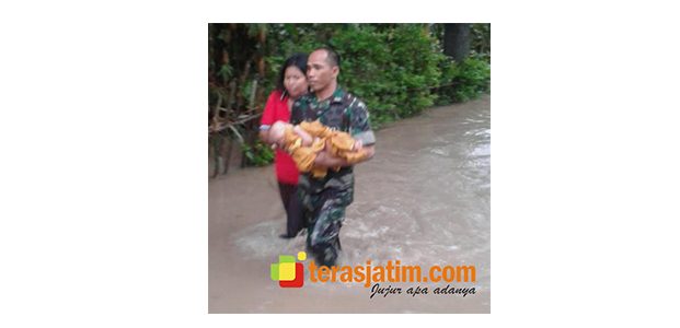 Babinsa Koramil Saradan Selamatkan Bayi Korban Banjir di Madiun Babinsa Koramil Saradan Selamatkan Bayi Korban Banjir di Madiun
