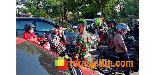 Ratusan Masker Dibagikan ke Pengendara di Traffic Light Ratusan Masker Dibagikan ke Pengendara di Traffic Light