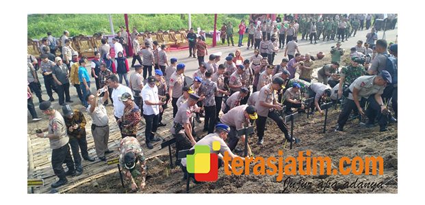 Baharkam Polri Tanam 60 Ribu Rumput Vetiver di Tanggul Sungai Brantas Porong Baharkam Polri Tanam 60 Ribu Rumput Vetiver di Tanggul Sungai Brantas Porong