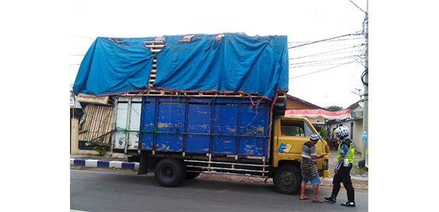 Bahayakan Pengguna Jalan Lainnya, Satlantas Polres Bojonegoro Tindak Sopir Truk Bahayakan Pengguna Jalan Lainnya, Satlantas Polres Bojonegoro Tindak Sopir Truk