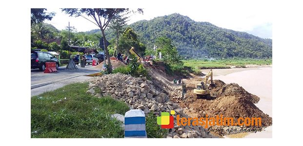 Bahu Jalan Yang Tergerus Aliran Sungai di Jalur Pacitan-Ponorogo, Mulai Diperbaiki Bahu Jalan Yang Tergerus Aliran Sungai di Jalur Pacitan-Ponorogo, Mulai Diperbaiki