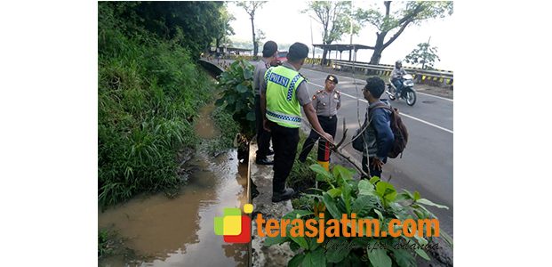 Bahu Jalan di Jalur Pantai Pasir Putih Situbondo Ambrol Bahu Jalan di Jalur Pantai Pasir Putih Situbondo Ambrol