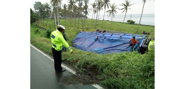 Ban Pecah, Truk Sarat Muatan Terguling di Tanjakan Grand New Watudodol Ban Pecah, Truk Sarat Muatan Terguling di Tanjakan Grand New Watudodol