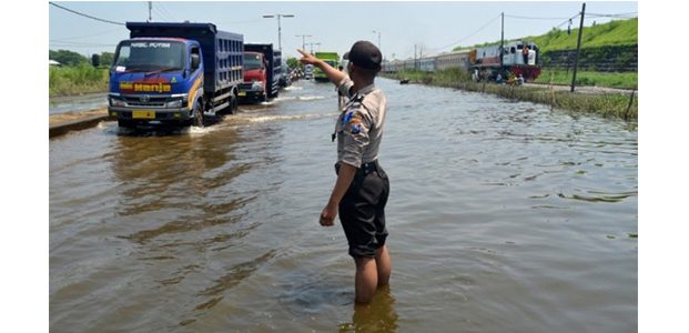 Bangil Pasuruan Kebanjiran, Jalur Surabaya-Provolinggo Ditutup Sementara Bangil Pasuruan Kebanjiran, Jalur Surabaya-Provolinggo Ditutup Sementara
