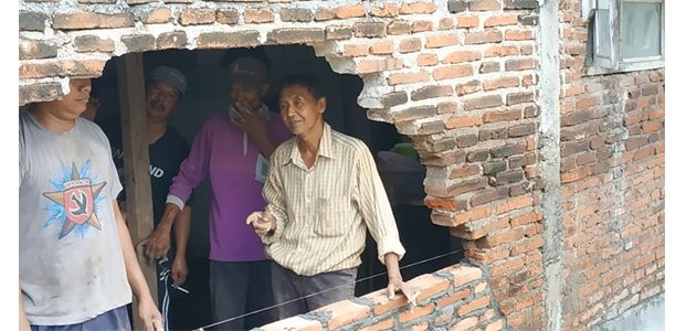 Banjir di Kota Malang, Jebolkan Tembok Rumah dan Rusak Sejumlah Mobil Banjir di Kota Malang, Jebolkan Tembok Rumah dan Rusak Sejumlah Mobil