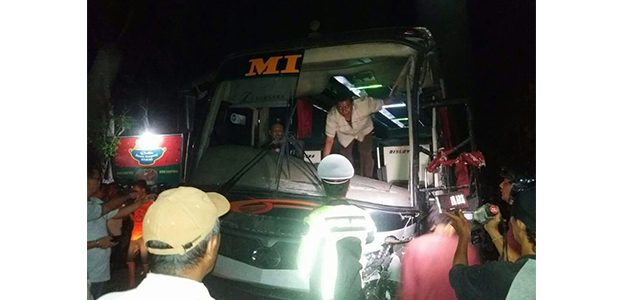 Banting Stir ke Kanan, Bus Mira Hantam Truk di Jalur Ngawi – Mantingan Banting Stir ke Kanan, Bus Mira Hantam Truk di Jalur Ngawi – Mantingan