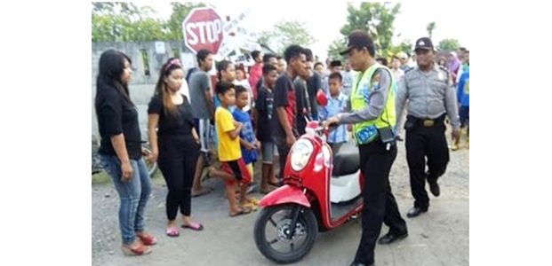 Bantu Dorong Motor Mogok di Perlintasan KA, Nenek dan Cucunya Disambar Kereta Bantu Dorong Motor Mogok di Perlintasan KA, Nenek dan Cucunya Disambar Kereta