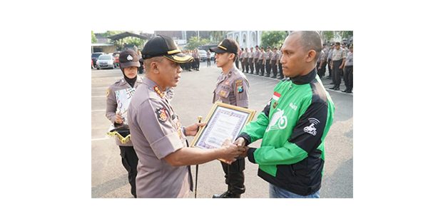 Bantu Tangkap Jambret, Pengemudi Ojol di Surabaya dapat Penghargaan Polisi Bantu Tangkap Jambret, Pengemudi Ojol di Surabaya dapat Penghargaan Polisi