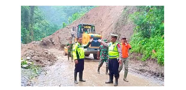 Masih Banyak Material Longsor, Jalur Arah Pronojiwo Lumajang Masih Ditutup Masih Banyak Material Longsor, Jalur Arah Pronojiwo Lumajang Masih Ditutup