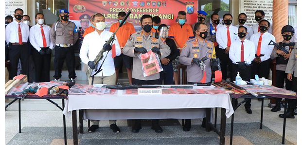 Polisi Ungkap Kasus Pembuatan dan Jual Beli Senpi Rakitan di Banyuwangi Polisi Ungkap Kasus Pembuatan dan Jual Beli Senpi Rakitan di Banyuwangi