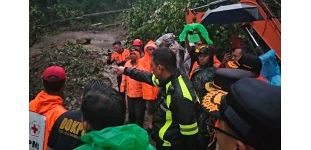 Nahas, 2 Mobil Melintas di Jalur Pacet–Cangar Tersapu Longsor Nahas, 2 Mobil Melintas di Jalur Pacet–Cangar Tersapu Longsor