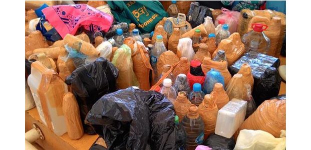 Bawa Air Zamzam, Ratusan Koper Milik Jemaah Haji Dibongkar Bawa Air Zamzam, Ratusan Koper Milik Jemaah Haji Dibongkar