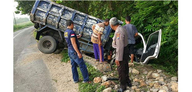 Bawa Kabur Dump Truk Curian, Kawanan Maling Alami Kecelakaan di Jatirogo Tuban Bawa Kabur Dump Truk Curian, Kawanan Maling Alami Kecelakaan di Jatirogo Tuban