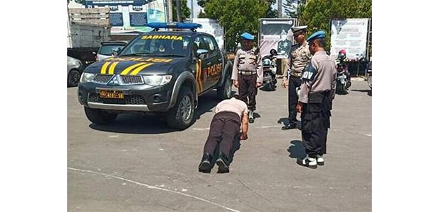 Bawa Mobil Patroli Lawan Arus, Oknum Anggota Polsek di Bojonegoro Dihukum Bawa Mobil Patroli Lawan Arus, Oknum Anggota Polsek di Bojonegoro Dihukum
