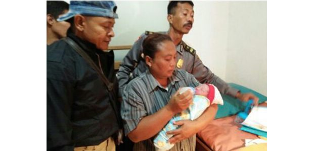 Bayi Laki-laki Ditemukan di Pinggir Jalan Desa Sidem Tulungagung Bayi Laki-laki Ditemukan di Pinggir Jalan Desa Sidem Tulungagung
